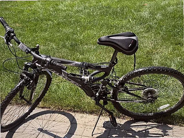 Hyper 26in Mountain Bike Full Suspension V-Brake Kickstand needs new back tire